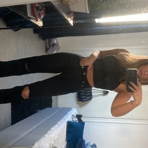 Svarta jeans - Ett par snygga, raka svarta jeans från weekday i modellen ROWE💕jeansen har både slitningar på knäna och slits längst ner, snygg passform och i bra kvalite☺️köparen står för frakt