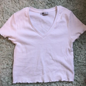 Newyorker vit v-ringad crop top size S - En V- ringar crop top, fräsch till sommaren och säljer den för 50 kr med gratis frakt. Den har som lite vågor vid ärmarna och slutet av tröjan!☀️🌸