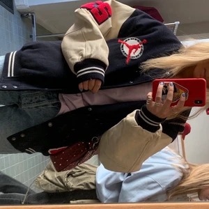 Nike air jordan jacka - Säljer min sjukt coola och sällsynta vintage 90-tal varsity jacka. Nike air Michael Jordan ull och läder limited edition, Köpt på No Cricket Fashion.💕💕