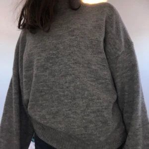 Grå stickad tröja från hm storlek S - En grå stickad tröja med lite detaljer vid slutet av ärmarna och slutet av tröjan, den är på gränsen att växa ur mig men annars är den jätte fin och skönt material💗