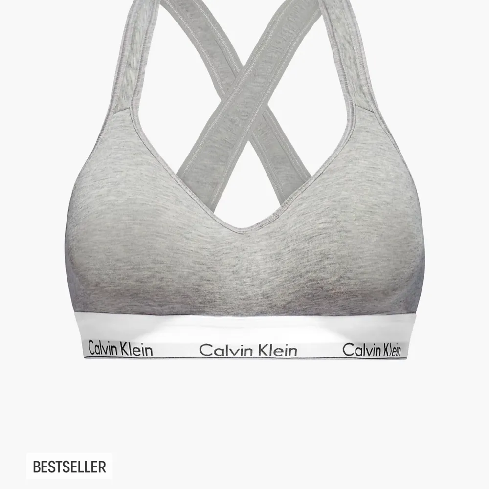 Säljer denna topp från Calvin Klein då den är för liten för mig. Använd ett fåtal gånger, så är inte sliten. Strl xs men skulle säga att den passar från xxs-xs Nypris 499kr. Buda eller köp direkt för 300😊 Kp för mer😊. Övrigt.