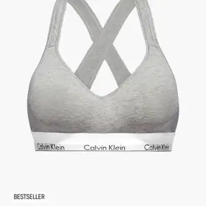 Säljer denna topp från Calvin Klein då den är för liten för mig. Använd ett fåtal gånger, så är inte sliten. Strl xs men skulle säga att den passar från xxs-xs Nypris 499kr. Buda eller köp direkt för 300😊 Kp för mer😊