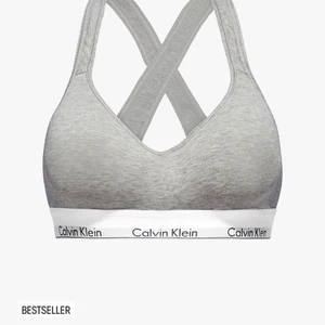 Calvin Klein topp - Säljer denna topp från Calvin Klein då den är för liten för mig. Använd ett fåtal gånger, så är inte sliten. Strl xs men skulle säga att den passar från xxs-xs Nypris 499kr. Buda eller köp direkt för 300😊 Kp för mer😊