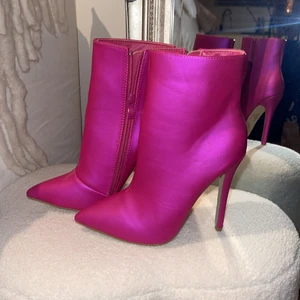 Rosa stövletter  - Jätte fina magenta rosa klackar som aldrig är använda! 