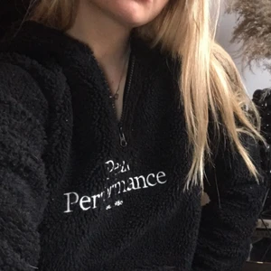 Fluff hoodie - Supermysig hoodie från Peak performance. Köpt på kidsbrandstore i storlek 170 (sitter som en xs). Har en dragkedja vid urringningen.