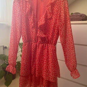 Klänning från H&M, strl 34 - Blommig klänning från H&M i storlek 34💕 köparen betalar frakt 
