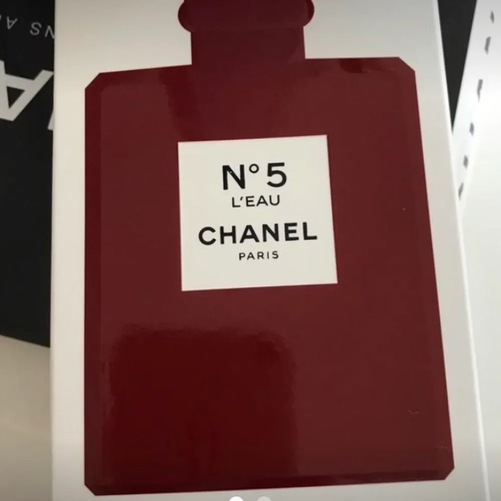 Helt ny Chanel N5 L’EAU  Det är den som är fräschare och mjukare Med citrus i Passar jätte bra i sommar  Helt ny i limited edition röd flaska  Kan skickas. Övrigt.