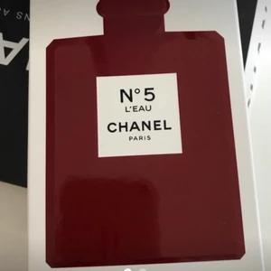 Chanel Parfym - Helt ny Chanel N5 L’EAU  Det är den som är fräschare och mjukare Med citrus i Passar jätte bra i sommar  Helt ny i limited edition röd flaska  Kan skickas