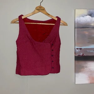 vintage ärmlös topp, strl. S - Vintage ärmlös topp i fin rosa färg! Inte använd på ett tag så ser därför lite skrynklig ut på bilderna men i övrig i jättefint skick. Storlek S! Fraktas mot fraktkostnad eller så möts vi upp i Malmö eller Lund! 💕