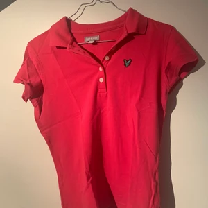 Lyle & Scott - Rosa piké från Lyle & Scott, str S