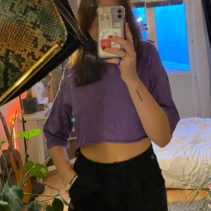 T-shirt  - Croppad T-shirt i superfin lila färg, säljs då den inte kommer till användning längre<3