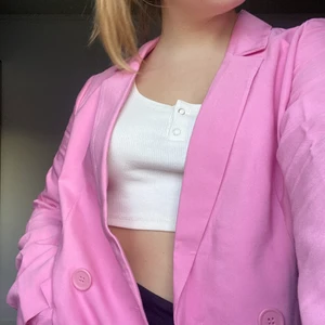 Rosa kavaj💕💕💕💕 - säljer denna underbara rosa kavaj då den inte kommer till användning! Endast använd en gång så super bra skick😋 kan fraktas eller mötas upp i Gävle🥰