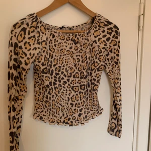 Ginatricot tröja - Jättefin Ginatricot tröja som vart min favorit men nu tyvärr är för liten för mig. Köpte den för något år sedan och användt den ganska mycket, så den är lite urtvättad annars inga andra fel. Mycket fint skick 🥰