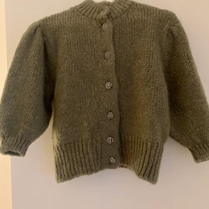 Kofta strl S - Kofta med glittriga detaljer, passar både S o M! 