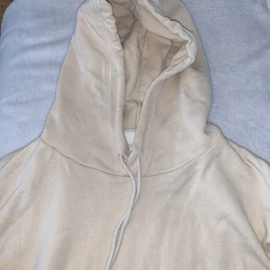 Hoodie- beige  - En beige hoodie ifrån H&M storleken är S och passar perfekt med t.ex ett par jeans. Det är inte nyskick men den ser fortfarande ny ut. Frakt tillkommer ❤️ 