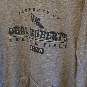 Vinatge track and field hoodie  - Vid köp av produkt: 1. Skicka meddelande med: - Namn - Adress och postnummer - Tel och mail 2. Swisha  3. Paketet postas till dig!