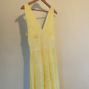 Lång sommarklänning  - Sommarklänning i linne. Otroligt fin. Vid köp av produkt: 1. Skicka meddelande med: - Namn - Adress och postnummer - Tel och mail 2. Swisha  3. Paketet postas till dig!