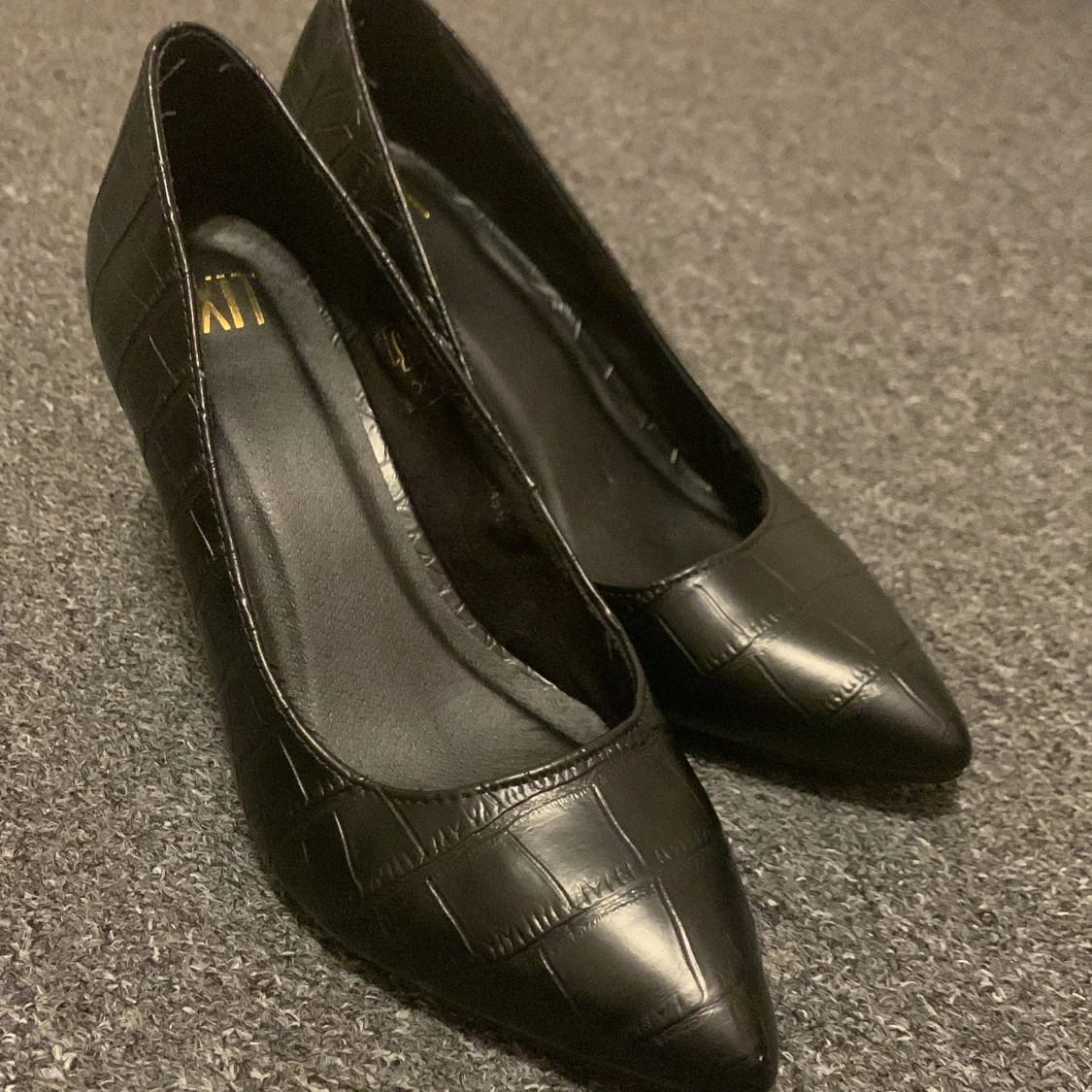 Låga svarta klackar