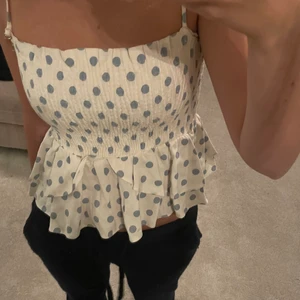 Prickigt linne - Säljer mitt jättesöta linne från zara med volang och blå prickar!! Har storlek XS men eftersom toppen är i resår så är den stretchig och kan passa andra storlekar!! Sitter jättefint och man ha både med och utan band! BUD : 300kr
