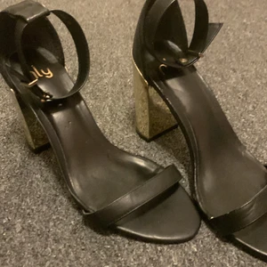 Klackar - Köpte dessa skor för 250kr och säljer de för 150kr, priset kan diskuteras! De är använda 4-6 gånger. Anledningen till att jag säljer de är för att de inte längre passar! Kan fraktas!