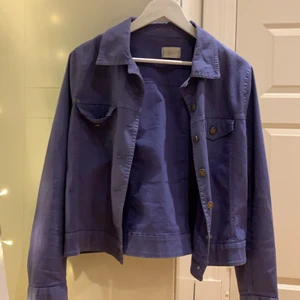 Lila jeansjacka - Cool lila jeansjacka!! Strl 42 supersnygg som oversized!!