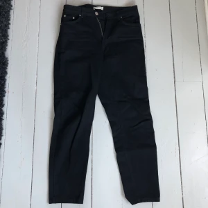 Jeans Gina tricot - Jeans från Gina tricot. Storlek 38 har dubletter så säljer ett par. Oanvända.