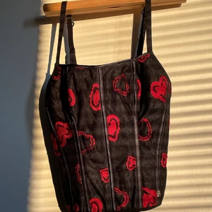 Korsett - Korsett med mönster av hjärtan, supersöt! Köpt här på plick men aldrig riktigt kommit till användning sen dess 💖