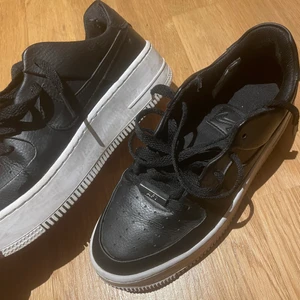 Airforce  - Nike airforce i svart med vit sula! Användt fåtal gånger i storlek 38!😊