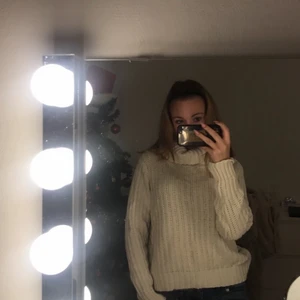 Stickad mysig tröja - Vit stickad tröja från Åhléns som är jätte fin och varm, sitter jättebra och har en lång nacke som är en superfin detalj. Skriv privat om du har frågor ❣️