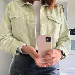 Mintgrön jeansjacka ginatricot - Så snygg vårjacka i en mintgrön ton. Lite croppad! Storlek L från gina-tricot. Använd sparsamt. 