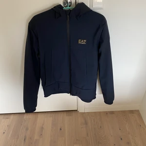 EA7 höstjacka xs - Storlek xs passar tight s också, kan skickas i sverige 