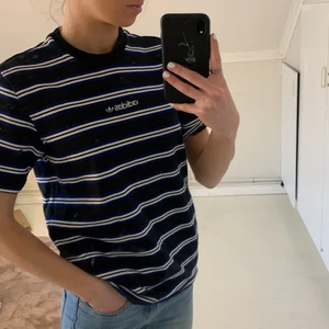 Adidas T-shirt storlek S - Cool och annorlunda Adidas tröja i storlek S, den är aldrig använd och är i ett tjockare material så den är varm och skön. Köpt SecondHand. 150kr