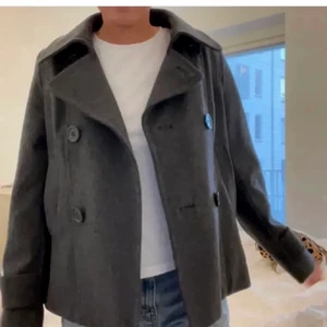Grå kort kappa - Säljer denna gråa kappa köp av en annan tjej på plick. Jag sjölv har inte alls använt den, väldigt fint skick på den o passar till det mesta! Lånade bilder från en annan, skriv för för fler☺️ 