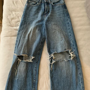 Blåa jeans med hål i strl XS  - Fina blåa jeans från lager 157. Strl Xs men dem är en s. Lite korta på mig som e 173. 