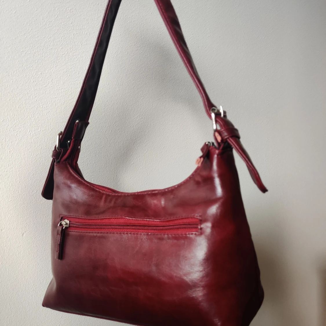 Handväska i fejkskinn med silverdetaljer - 90