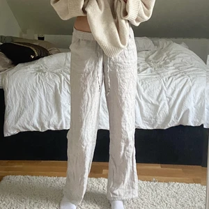 Linnebyxor  - Säljer dessa snygga och supersköna linnebyxor från esprit! 100% linne 🤎🤍 längden passar mig bra som är 180, men storleken skulle fungera på 34/36/38 beroende på passform. De är högmidjade egentligen men jag brukar gilla att vika ner kanten som på bilden 💗