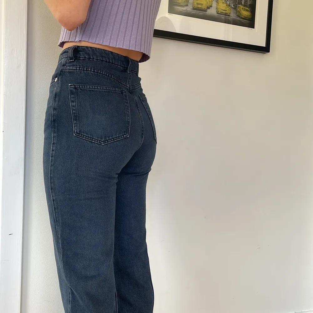 Weekday rowe jeans i en mörkblå tvätt . Jeans & Byxor.