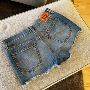 Levis shorts - Levis shorts storlek w29 motsvarar en S/M, de är i nyskick 💗 frakt tillkommer på 66kr