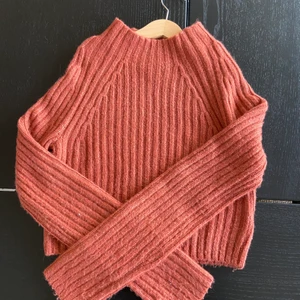 Coralfärgad stickad tröja från monki🌟 - Coralfärgad stickad tröja från monki! Inte nopprig🤩 Storlek xs (tröjan är lite kortare men inte riktigt en magtröja)