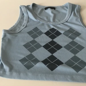 blå topp - Säljer denna snygga blå top från H&M. Kostade 150.