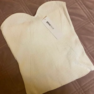 Bandeu Linne - Helt oanvänd bandeu linne från gina tricot, för stor på mig och säljs därför💕💕