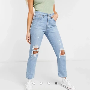 Levis 501 W27 L30 - Säljer mina jeans från Levis i storleken W27 L30 då de blivit för små! I fint skick men slitningarna på knäna har varit i bättre skick! Skriv privat för fler bilder❤️‍🔥🌟