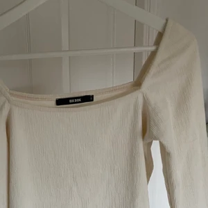 Klänning - ”Benvit” klänning, såå snygg urringning vid bröstet!