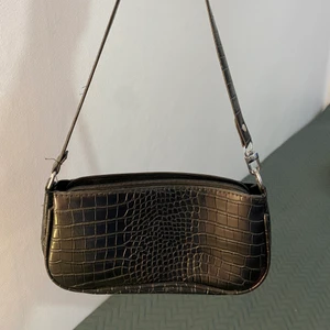 Väska  - Säljer dessa fina väskor, i svart och vit färg. Kommer ej till användning längre. De är i väldigt bra skick, en för 40, alla tre för 120💓💓💓 Pris kan diskuteras inkl frakt.