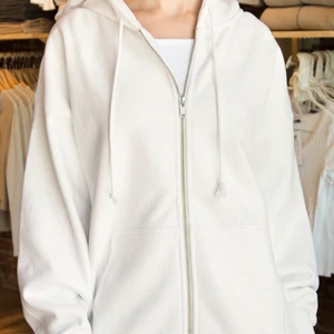 Vit Brandy Melville Hoodie❤️ - Säljer denna superfina vita oversized hoodien från Brandy Melville❣️Strolek onesize men är väldigt oversized!😊250kr+frakt! Först till kvarn!🥰