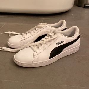 Vita Puma sneakers  - Säljer mina vita puma sneakers pga fel storlek. Helt oanvända och väldigt sköna. Perfekta till våren, pris kan diskuteras.