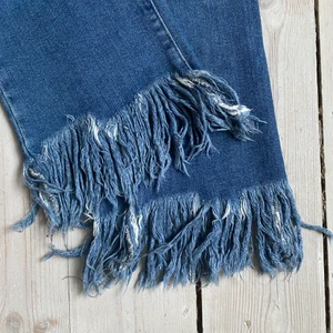 Mango jeans med fransar - Coola jeans från mango i fint skick! Använda fåtal gånger. 