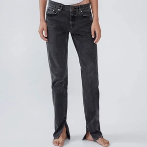Zara slits / split jeans  - Säljer nu de populära Zara jeansen med slits, fint skick!