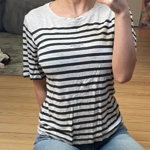 Randig Acne t-shirt - Svart och vit randig T-shirt från Acne studios. Strl: S