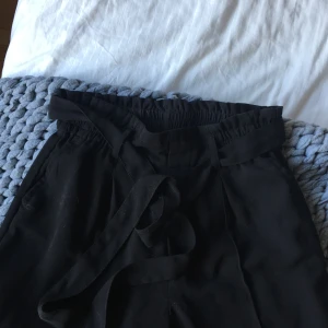 Kostymbyxor med resår och knytsnöre - Kostymbyxor med resår och knytsnöre. Str. XS. Passform: XS-S.  Mina mått: Höfter 91 cm Midja 68 cm Innerbenet 78 cm